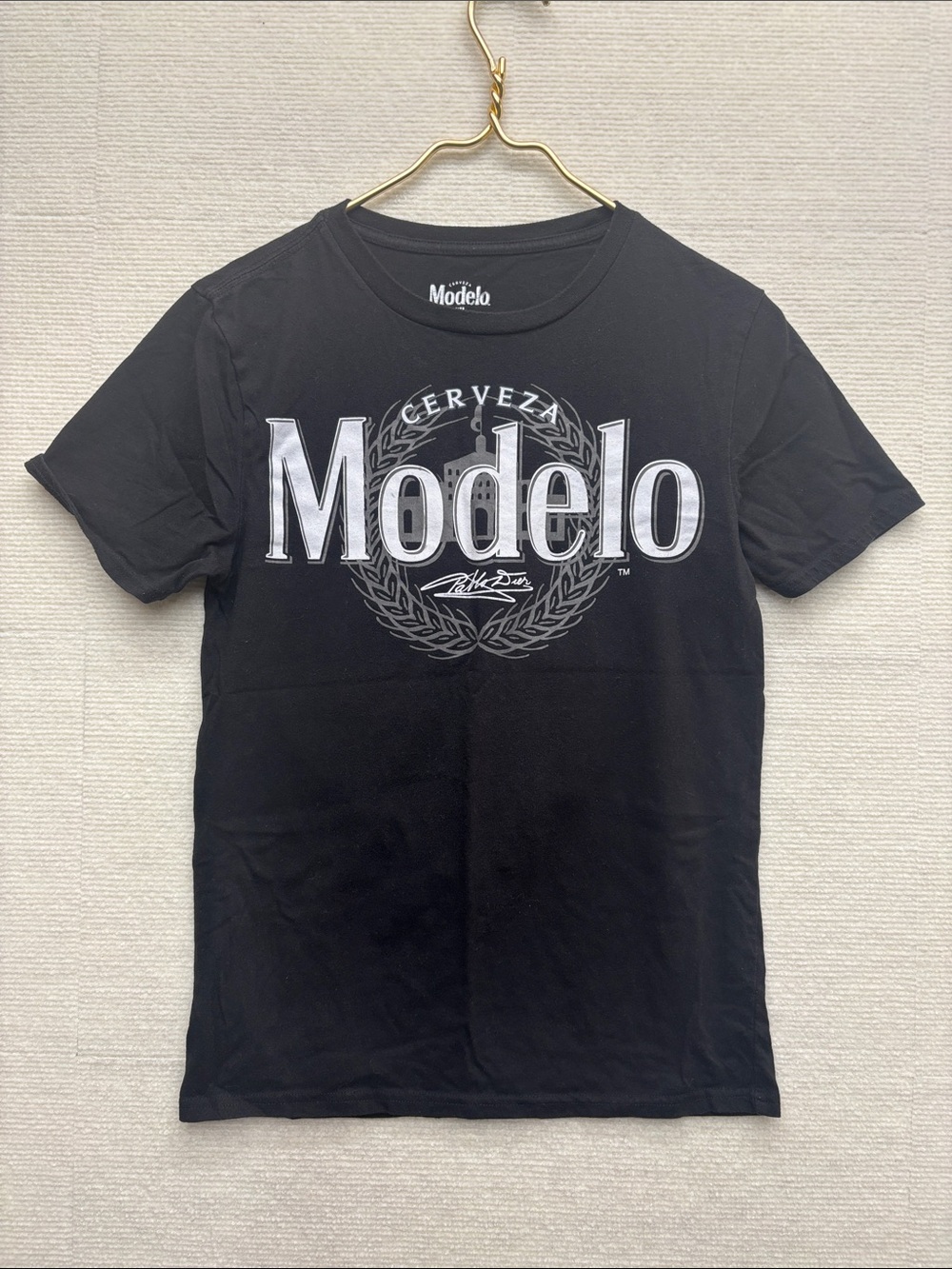 Modelo | small Black Graphic 'Modelo' Logo Tee